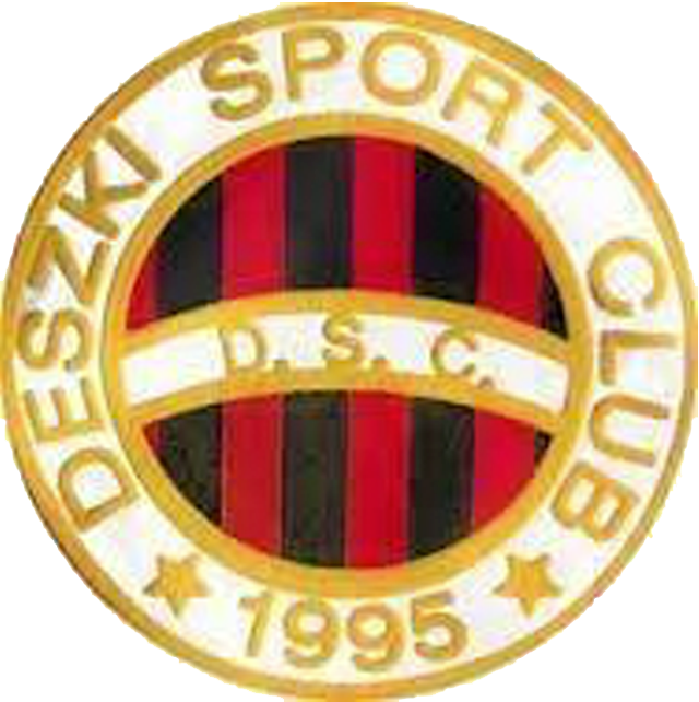 王麗坤一襲白色套裝大秀美腿現身某活動