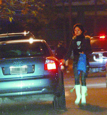 上年紀的女人買“褲子”，不妨按照這3個原則試試，顯瘦時髦