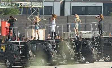 故關衰草遍，離別自堪悲。路出寒云外，人歸暮雪時。