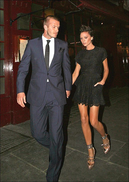 自帶大瓶“無限續杯”？ 網傳一阿姨在山姆店用大桶裝滿飲料